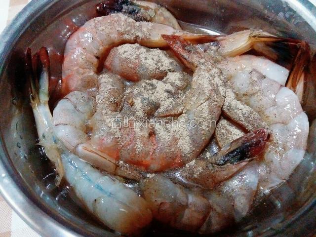 料酒 半勺盐 半勺黑胡椒腌制半小时以上
