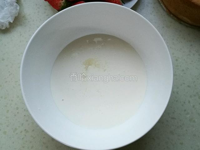 把奶油倒入容器中，加入25克白砂糖，用打蛋器快速打发。