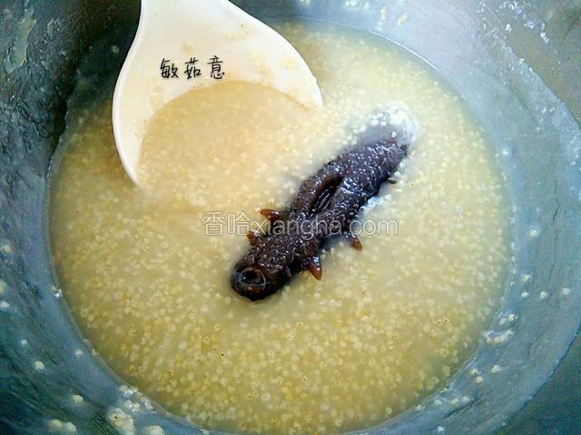 海参放入锅里，中火煮1分钟左右