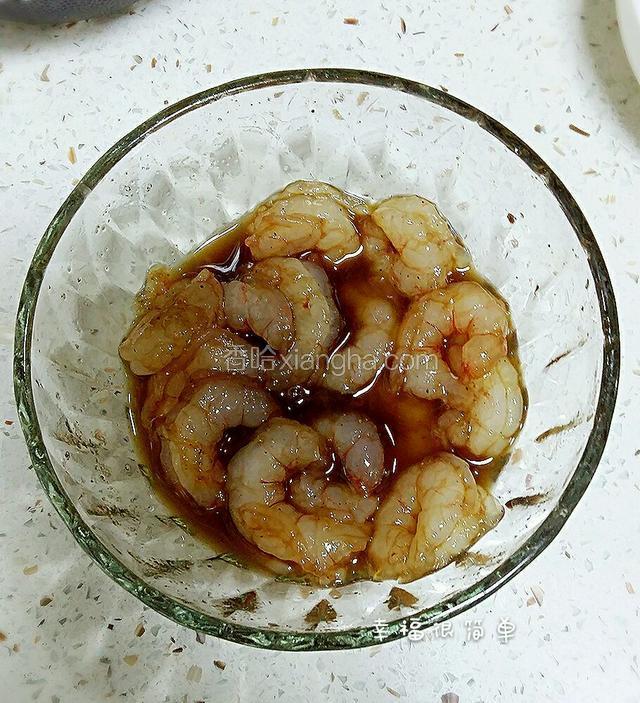 去好虾线的虾仁放入适量的料酒，胡椒粉，蒸鱼豉油，生抽，糖，盐搅拌均匀入味。