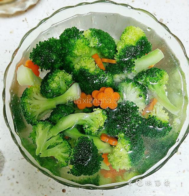 焯好水的西兰花和胡萝卜，一定要浸泡在凉水中备用。