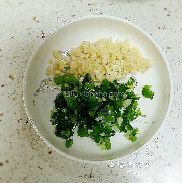 葱切葱花，蒜头拍成沫。
