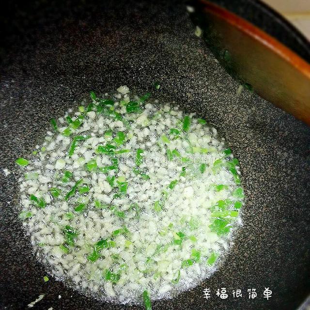 木耳和虾仁炒好，盛出备用，清洗干净锅，再倒入适量的清油，放入蒜末和葱花，待锅中煸出香味后，倒入西兰花和胡萝卜。
