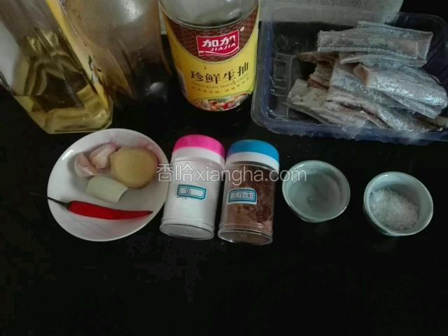 准备材料。
带鱼去头，肠。鳍。洗净切二寸段。准备鸡精。