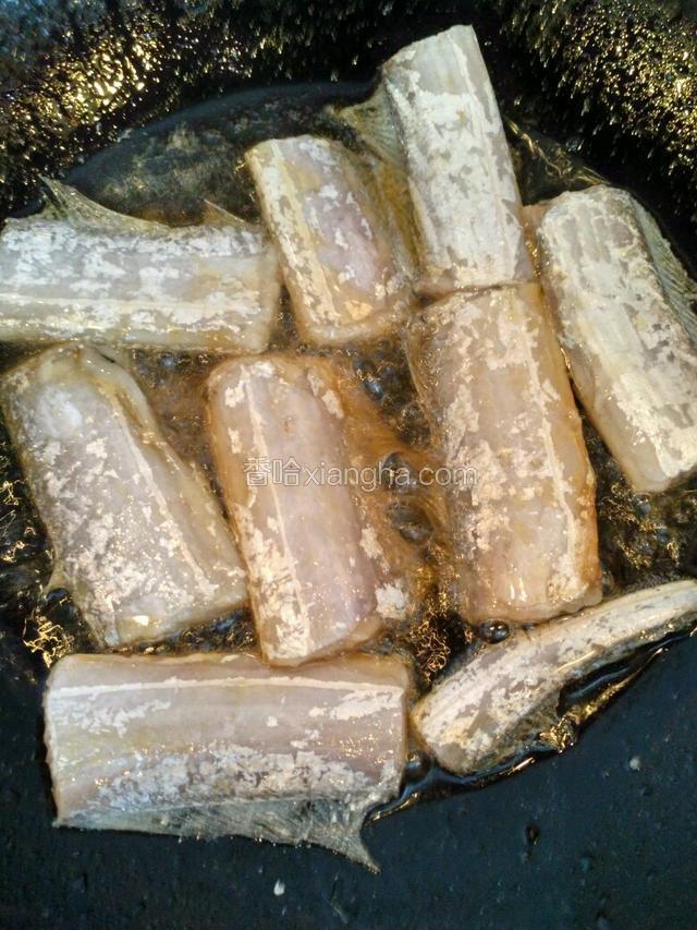 坐锅添油，小火烧油热，放鱼段摆整齐中火煎。