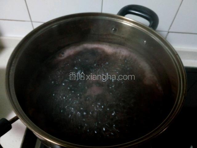 大火烧开，小火继续煮。加黑芝麻、枣干、葡萄干、红糖同煮一会。中途不停搅拌几下，让粥粘稠。