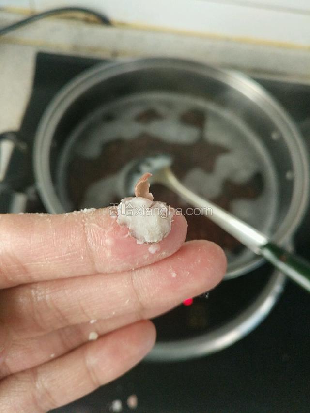 大约煮十分钟左右的样子，用手可以捻碎红豆即可