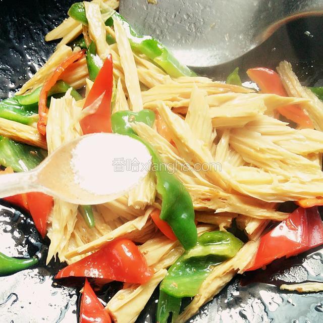 最后加入盐和鸡精调味