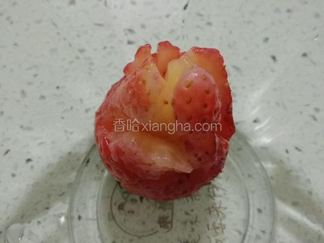 用手拿着草莓转圈，均匀切斜刀，做玫瑰花瓣；
