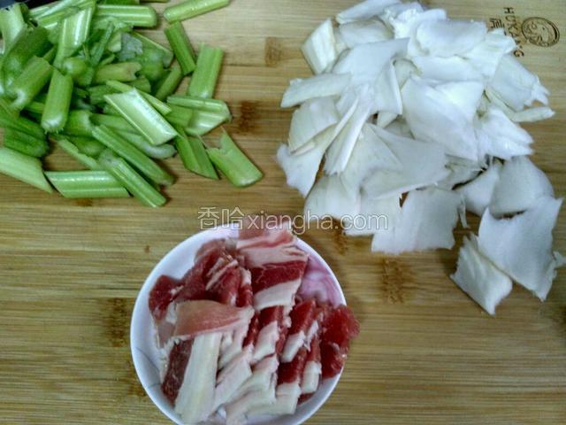 芹菜切寸段，白菜帮片片，五花肉切0.2
cm薄片。半冻时切，好切。