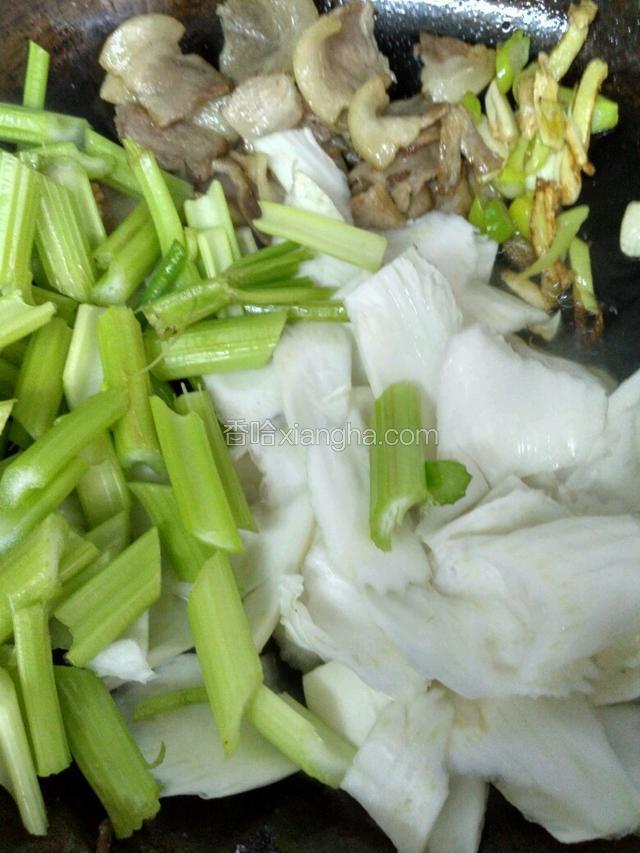 
葱姜蒜挪锅边，下芹菜，白菜。