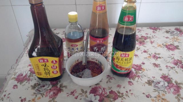 味极鲜酱油，香油，醋，辣椒油。