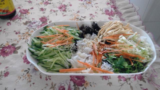黄瓜，干豆腐，胡萝卜，卷心菜切丝。香菜切断。蒜切沫。木耳，银耳撕小朵。
