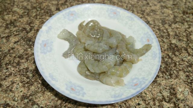 虾去头，留尾巴的壳子，虾肉挑去肠线。