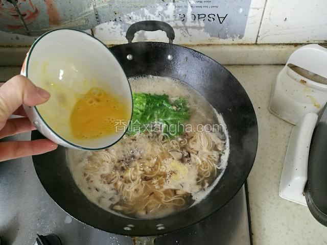 倒入打散的鸡蛋。