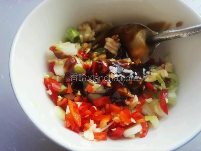 加入盐，味精，生抽，耗油搅拌一下