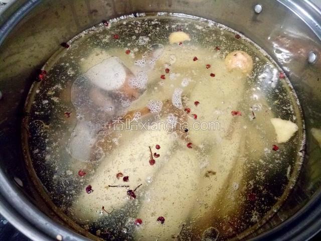 放入炖锅中和鸡一起炖二十分钟。开盖，加点盐鸡精调好味即可出锅。