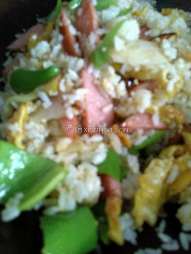 小火炒匀菜饭。关火盛盘，可以吃啦！
