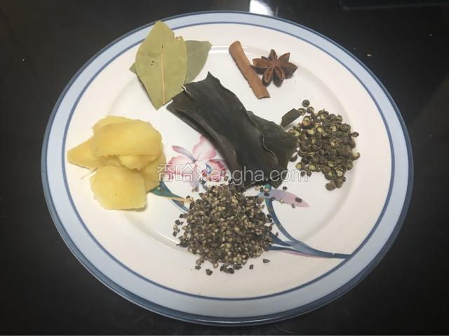 熬汤料：分别是干海带，生姜片，香叶，八角，青花椒，桂皮，黑胡椒。