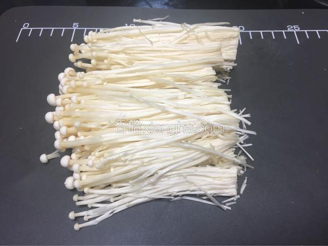 把金针菇底部切除。