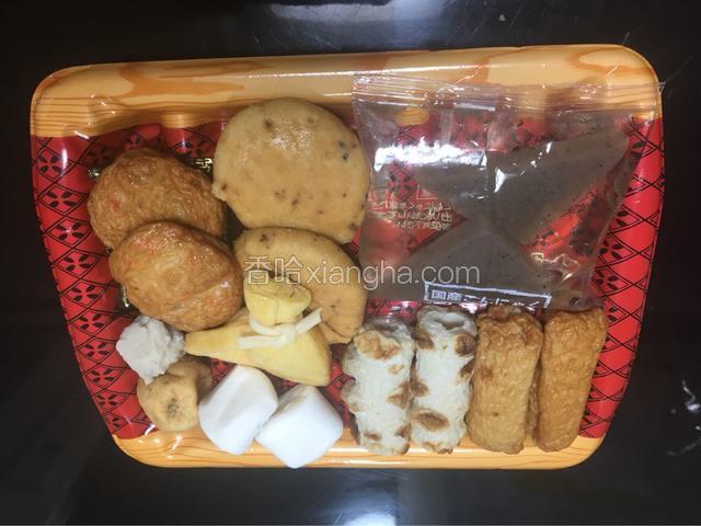 蔬菜摆放好之后呢，就轮到我们的关东煮配菜登场了。（平时小伙伴们自己做的时候买不到这些东西的话，用什么鱼丸虾丸代替就可以了）