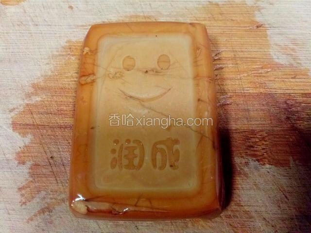 撕去包装，清洗一下，嘿，这鸡蛋干上还有一个笑脸呢！