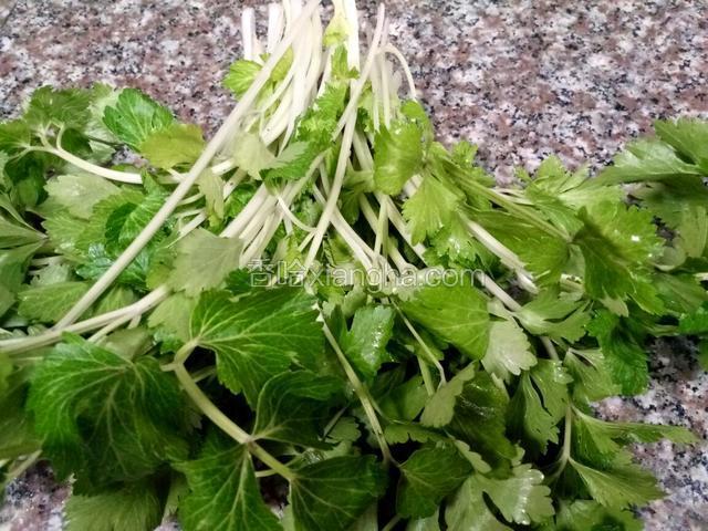 芹菜一小把，去头，洗净。