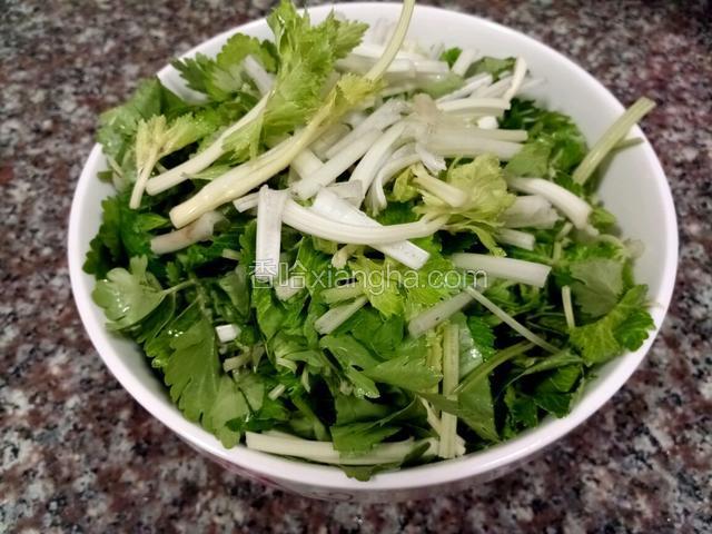 切成寸段。准备工作就做好了。