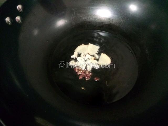 锅中放适量油，下入花椒炸香后放入姜蒜片。