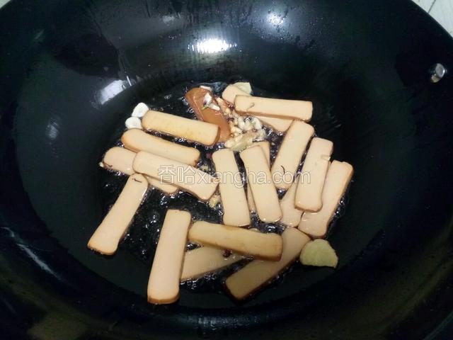 放入鸡蛋干，慢慢炒香。