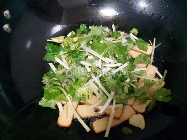 再把切好的芹菜放进去，快速翻匀。放点盐鸡精调好味，即可。