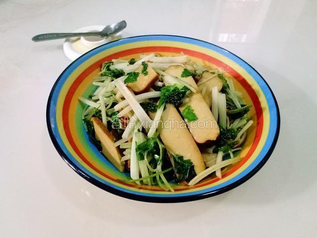 盛盘，看着这个颜色，我就挺想吃的。