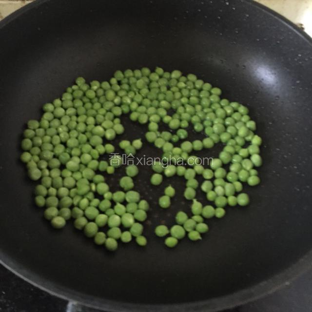 炒锅倒入适量食用油，中火加热后用于煸炒豌豆，豌豆炒至七成熟盛盘备用。