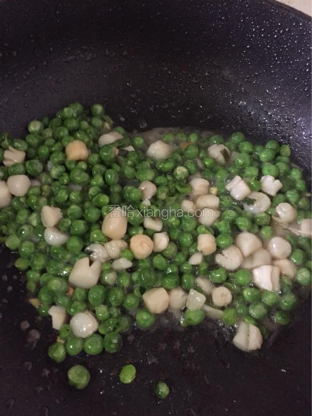 倒入豌豆粒，一起汇合翻炒。