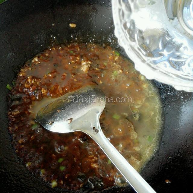 炒均匀以后加入半小碗清水继续搅匀