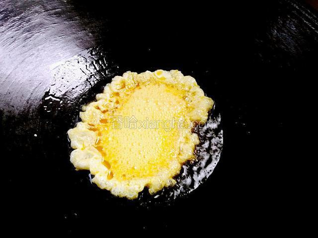 油温五成热倒入划好的鸡蛋煎炒