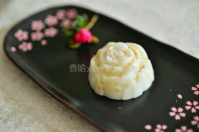 椰浆桂花糕
材料：椰浆100g，吉利丁粉20g（又称鱼胶粉）水适量。
       制作步骤：
       1，将20克吉利丁粉倒入100克椰浆中泡软.
       2，搅拌均匀，小火烧开。（过程中要不断搅拌）
3，冷却后一层椰浆吉利丁粉溶液倒入模具，放冰箱冷藏5分钟，待凝固后，加一层水晶桂花糕溶液，反复操作，直至容器满为止。
4，放入冰箱冷藏2小時，拿出脱模即可。
(PS:这个制作方法是和水晶桂花糕搭配起来.)
