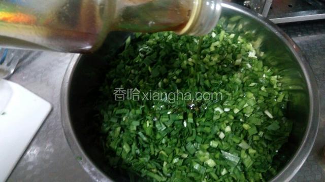 韭菜切碎放入盆中加入香油搅拌均匀