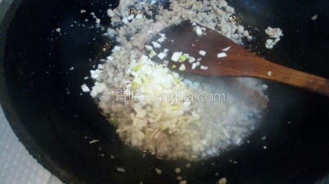 将肉馅炒变色后放入葱姜