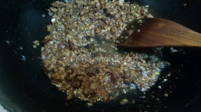 搅拌均匀炒出香味后关火放凉