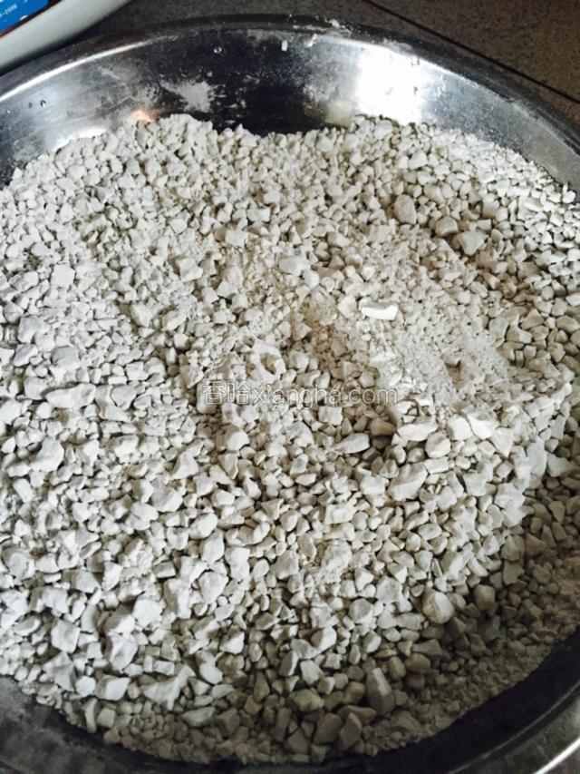 红薯粉拿出来压碎待用