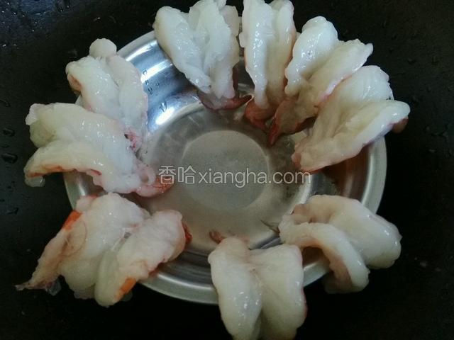用刀延虾背切开不切断；