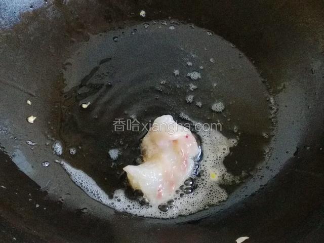 热油下锅，下入虾身；
