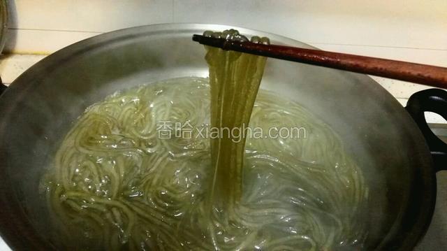 粉丝煮透至看不见白芯，捞起。（各地粉丝粗细不同，煮的时间也不同，只要煮至看不见白芯就可以捞起了。）