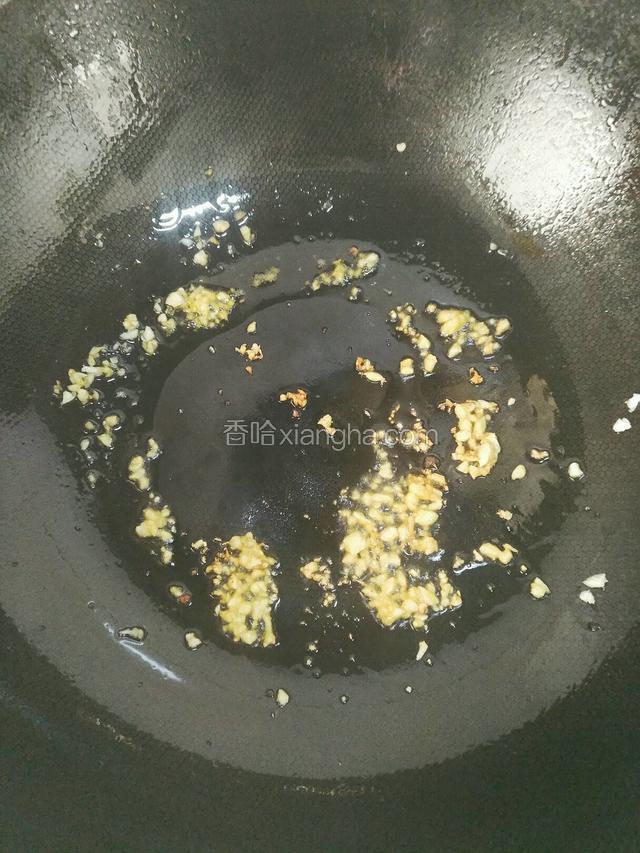 锅中放油，下蒜末炒至焦黄