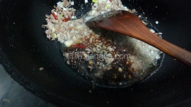 爆出香味加入酱油