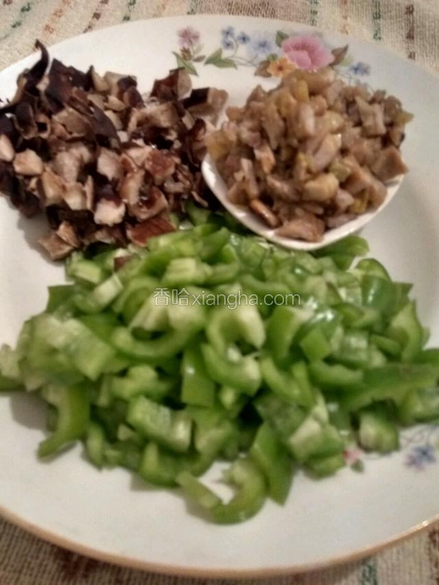 尖椒两个香菇五朵切丁备用。小盘里装的肉丁是熟的，所以单独放。
