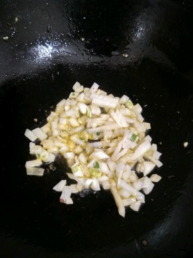锅加少许油，爆香葱