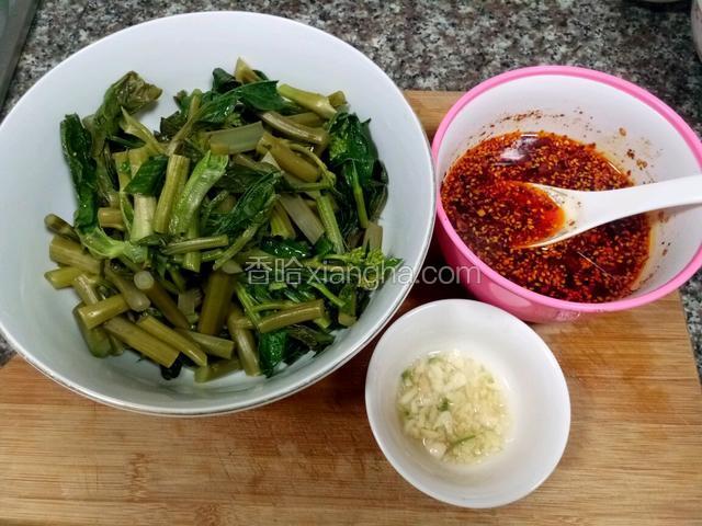 取一部分出来切成寸段。再把姜蒜均切成细粒，放点凉开水进去再放点盐搅拌一下，让姜蒜粒更出味。油辣子是事先做好的。
（剩下没切的青菜苔依然封紧放进冰箱的冷藏室就好。）