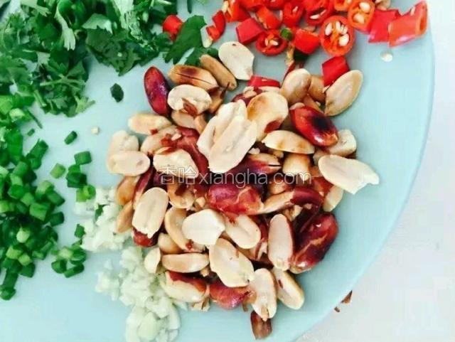将熟花生米用擀面杖捣碎，也不用太碎。